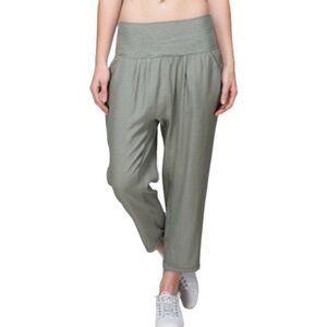 LULULEMON Post Power Crop Size 8 Like New